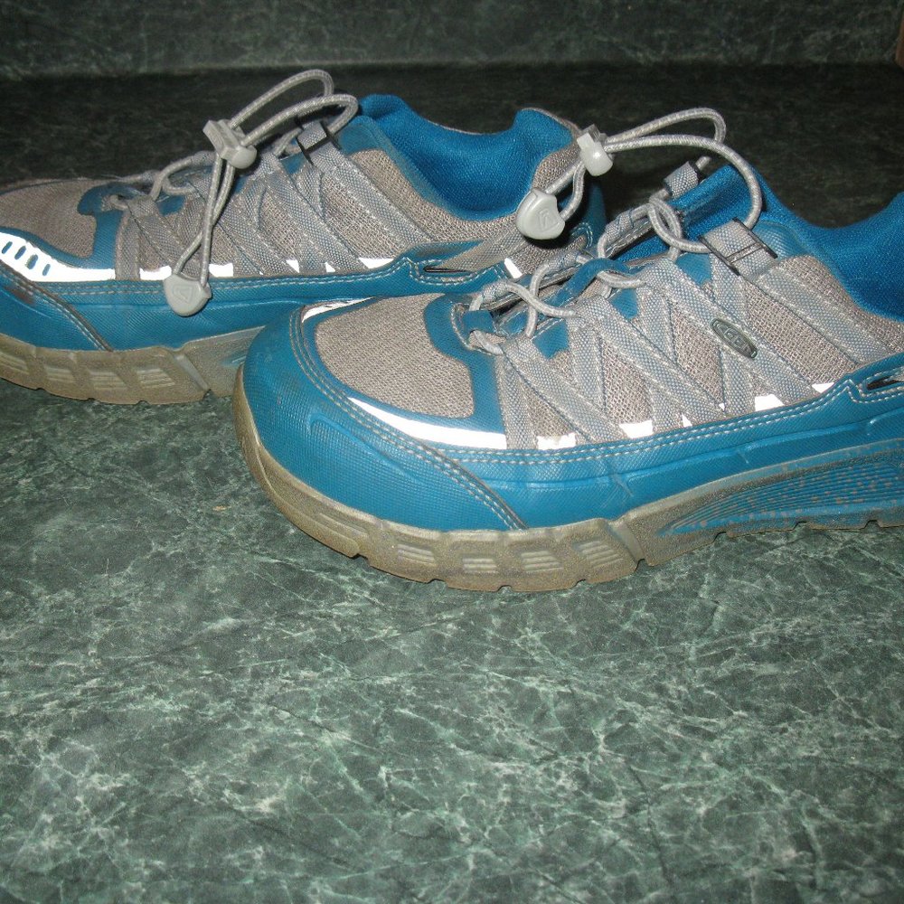 Keen restaurant worker aluminum toed shoes